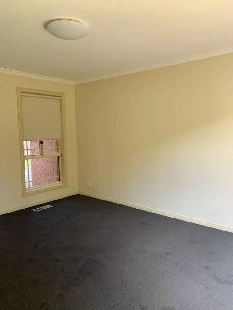 Buy house in Melbourne 3 rooms freshly painted with spacious backyard