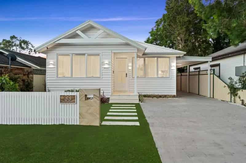 Auction House with Pool and Outdoor Space in Ettalong Beach