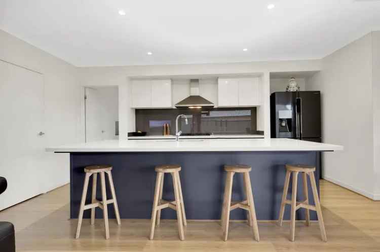 Stylish 3-Bedroom Family Home with Modern Kitchen and Expansive Living Area