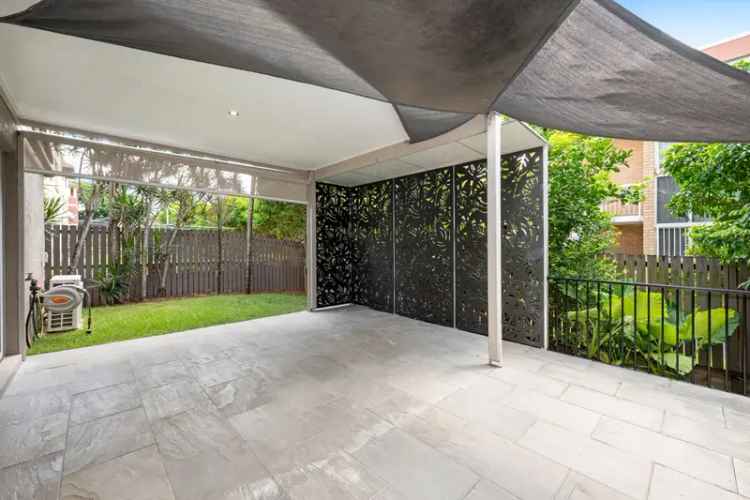 Stylish rent townhome in Coorparoo with solar and modern features