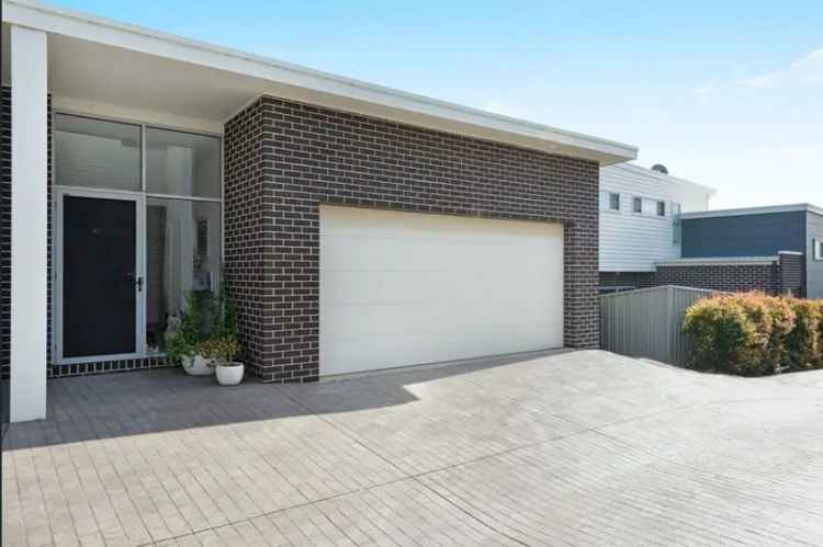 3 Bed Duplex Near Shell Cove Beaches - Modern & Spacious