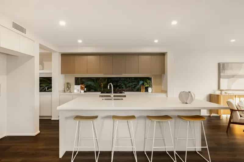 REGAL ROCHEDALE LIVING IN LARGE FAMILY HOME!