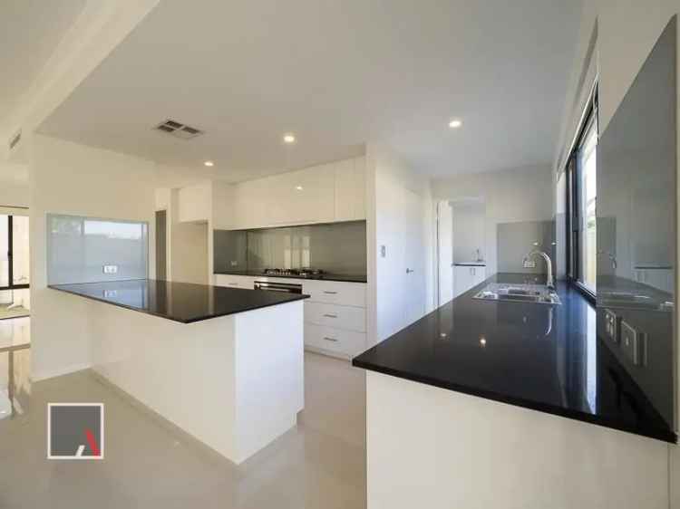 4x2 Front Block Home  Scarborough Beach Near Shops Schools