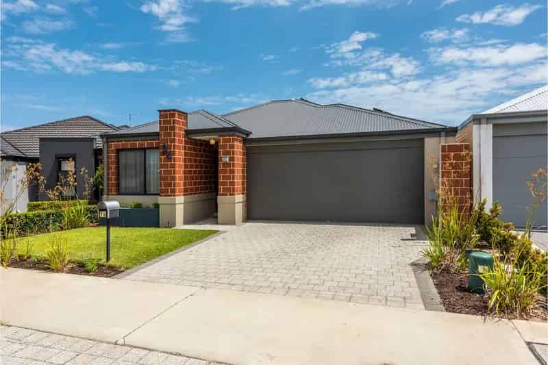 Easy care living and save on power bill (20 Solar Panels)!
