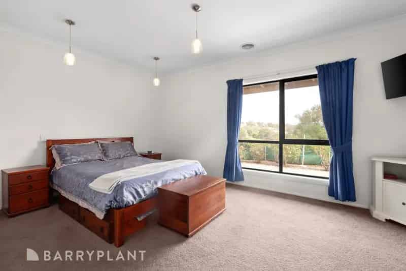ACREAGE ESCAPE WITH STUNNING VIEWS AND DUAL LIVING