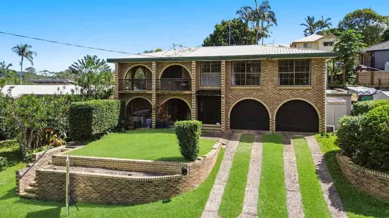 HUGE HOME, HUGE POTENTIAL - DUAL LIVING ON ELEVATED BLOCK WITH GORGEOUS VIEWS