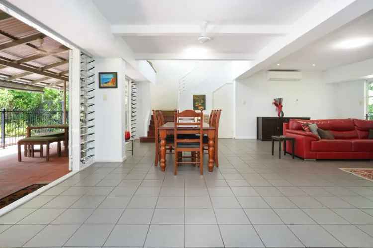 Spacious, tropical hideaway in fantastic location! A huge family home!