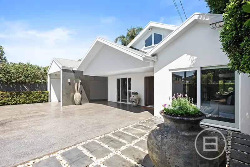 Buy House 5 Bedroom in Caulfield with Entertainer's Poolside Alfresco