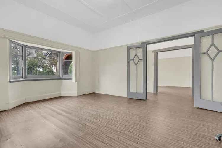 Spacious 4-Bedroom House in Coburg Near Public Transport