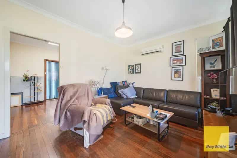 Charming Family Home in Lockridge set on 728M2 Block R20/50