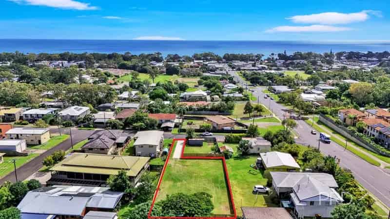 WATER VIEWS - BEACH SIDE OF BOAT HARBOUR DRIVE - 891 m2 VACANT ALLOTMENT - FANTASTIC ELEVATED LOCATION - JUST OVER 600 METRES TO ESPLANADE