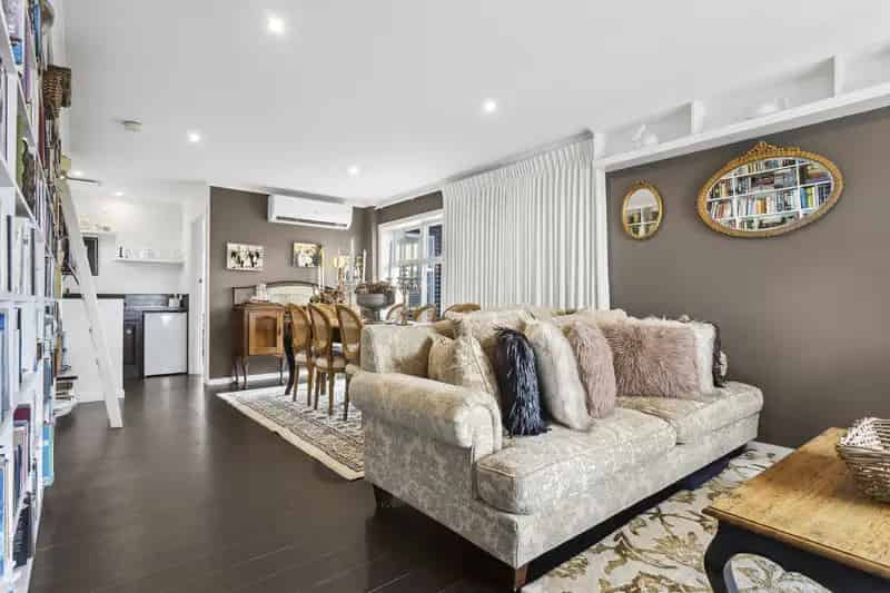 Buy stunning property with garden in Mollongghip featuring breathtaking views