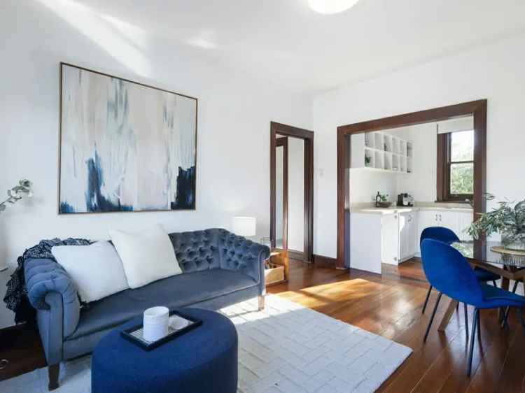 Sunfilled St Kilda Hill Apartment - 2 Bed, Modern Updates