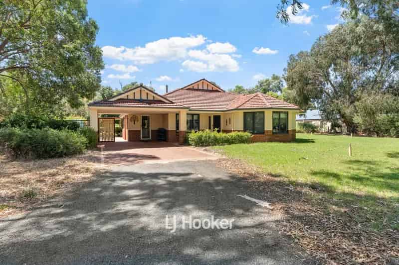 Buy House in Gelorup with Modern Features and Spacious Gardens