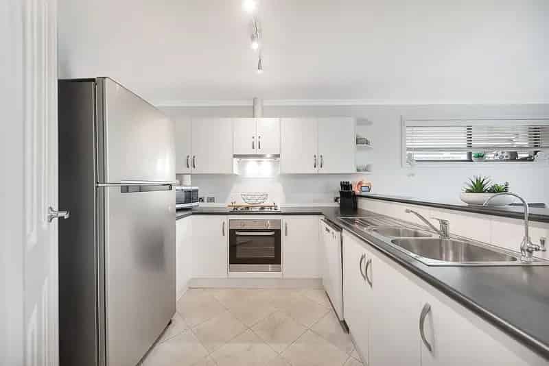 Light & Bright 3-Bed Home Close To Shops & Schools