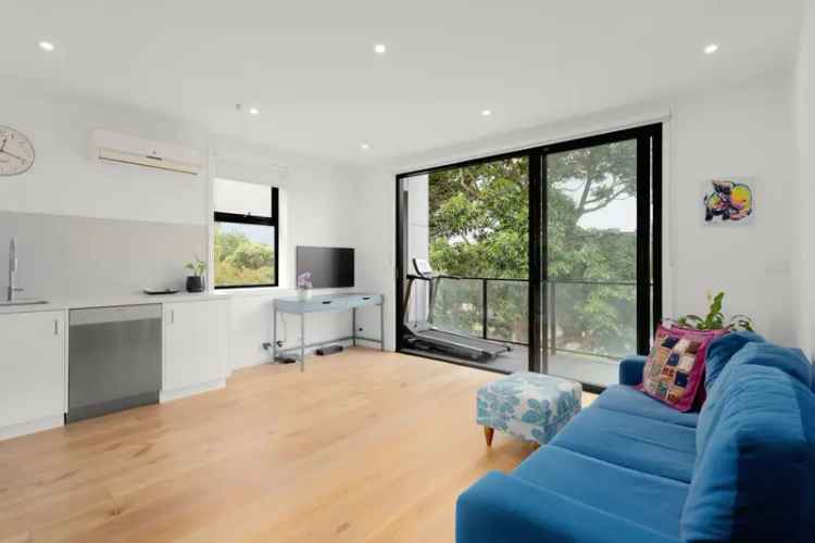 Modern Two Bedroom Apartment Near Chadstone