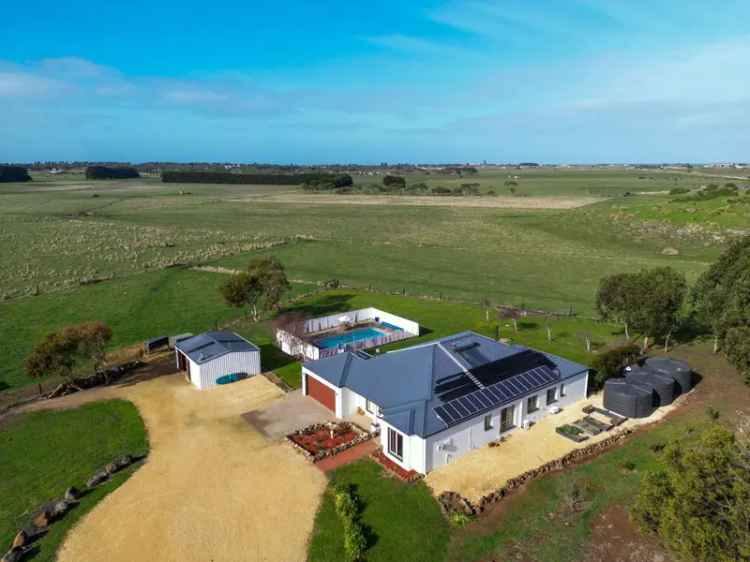 Belfast Manor: Luxurious Equestrian Living Just Minutes from Port Fairy.