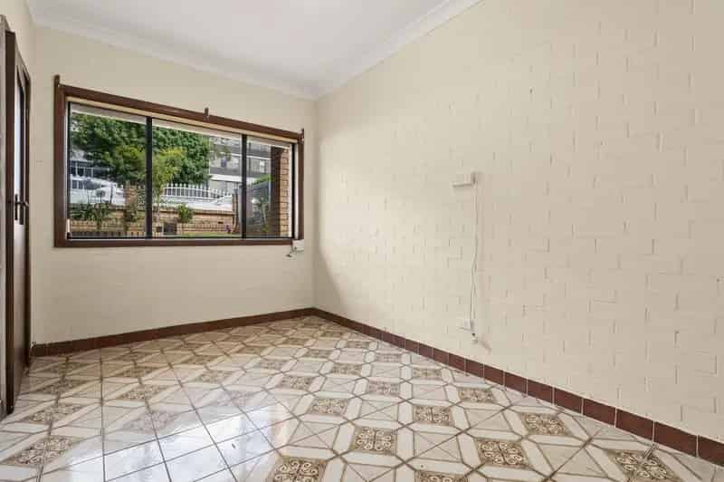 Lease Unit in Warrawong with Spacious Bedrooms and Central Location