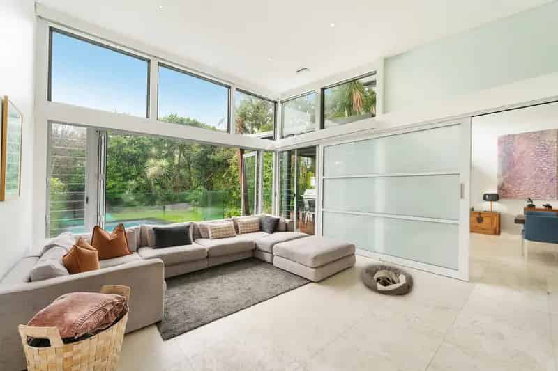 Captivating Family Oasis Embraces Superb Design And Premier Setting