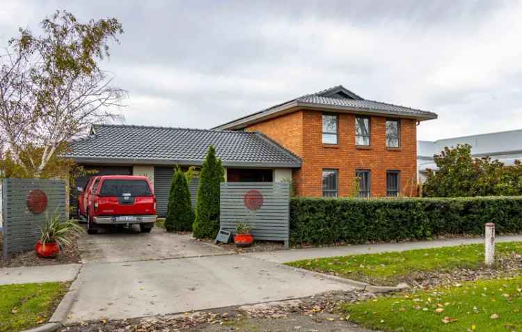 Outstanding Grand Family Home in Prime Position.