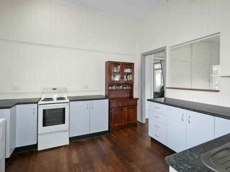 HIGH SET FLOOD FREE QUEENSLANDER IN TOP LOCATION CLOSE TO THE CBD AND MAJOR SHOPPING CENTRE.