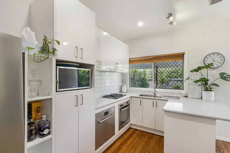 Buy Cottage in a Picture Perfect Style with Modern Features