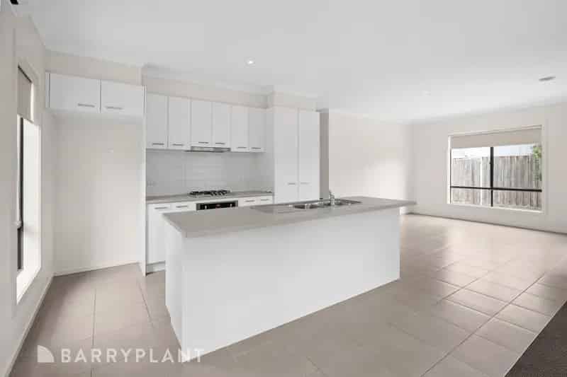 SPACIOUS HOME IN MANDALAY WITH RESORT-STYLE PERKS!