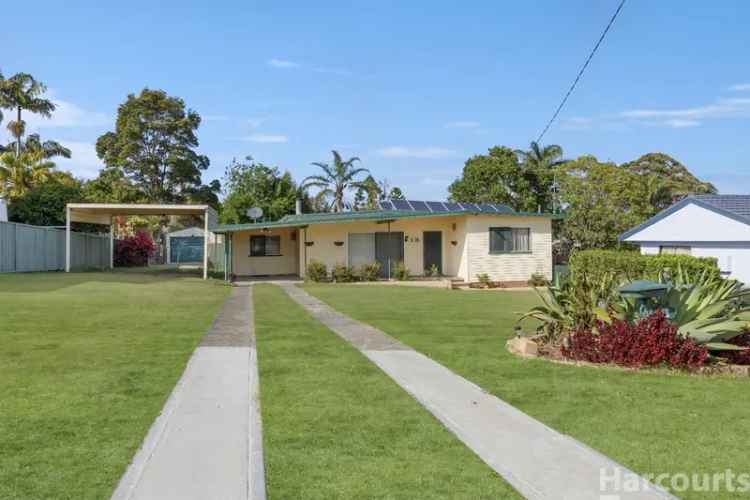 4 Bedroom House with Pool and Shed - Renovator's Dream