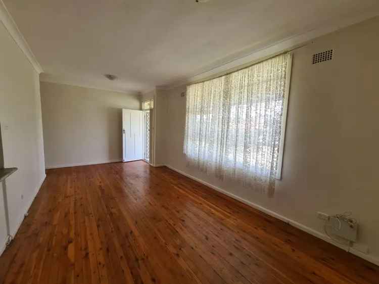 Rent Three Bedroom House in Sydney with Level Backyard and Nearby Amenities