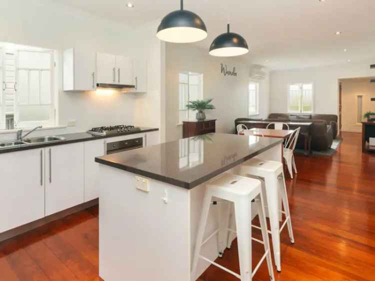 Charming Cottage Home near Westfield Chermside