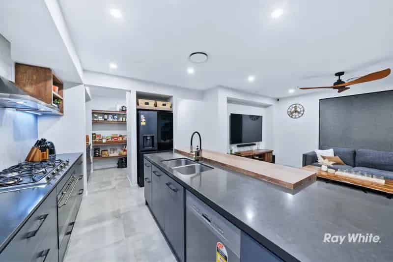 SLEEK & STYLISH LARGE PLANTATION FAMILY HOME