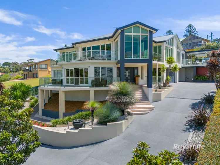 Rent executive house with ocean views in luxury coastal living