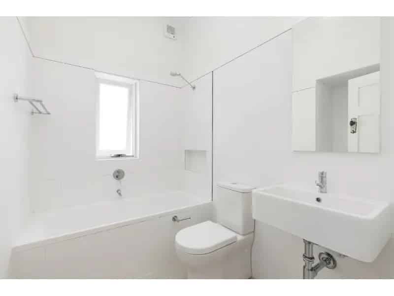 Renovated 3 Bedroom Duplex With Lock Up Garage