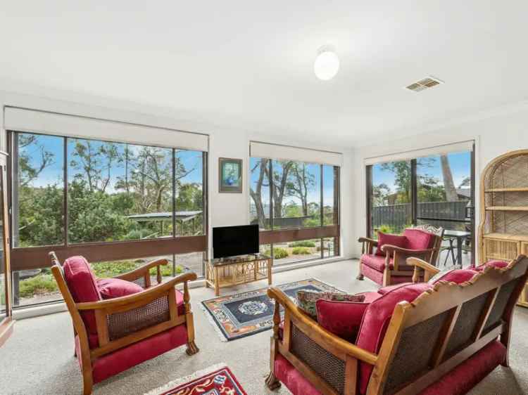 Waratah: Stunning Views 3 Bed Home Double Garage