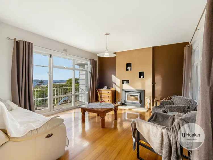 3 Bedroom Taroona Beach House River Derwent Views