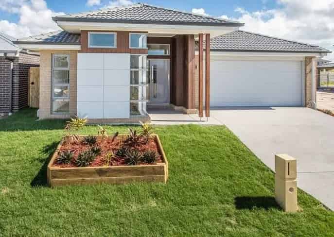 STUNNING & SPACIOUS LOW MAINTENANCE HOME WITH DUCTED AIR CONDITIONING!!