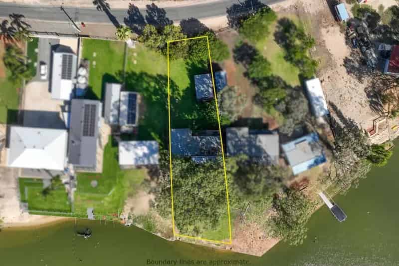 Prime Riverfront Living!
