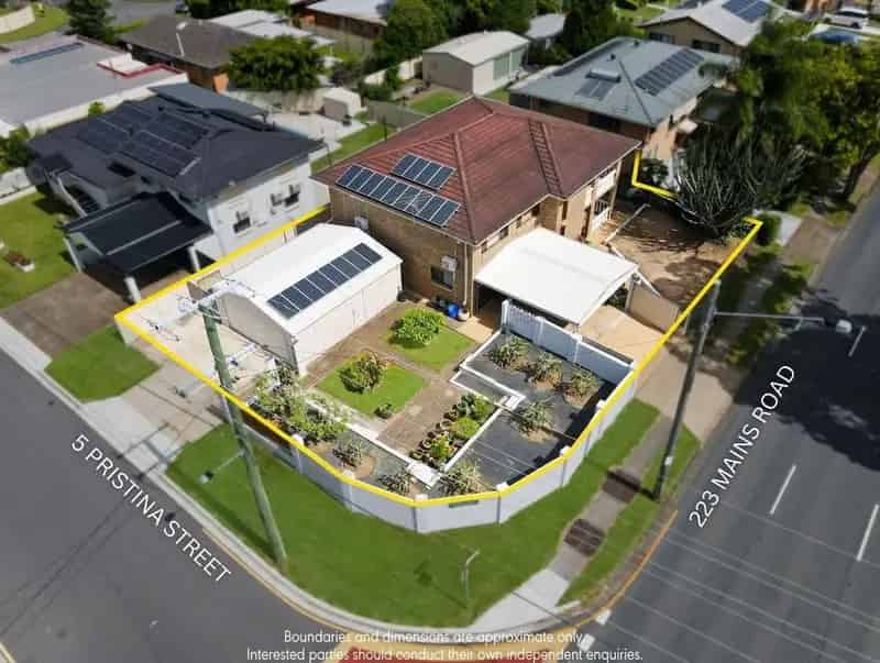 Spacious 6-Bedroom Double-Storey Home