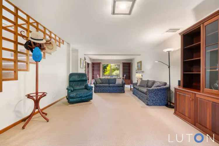 Spacious Yarralumla Townhouse - 3 Beds, 2 Courtyards, Double Garage