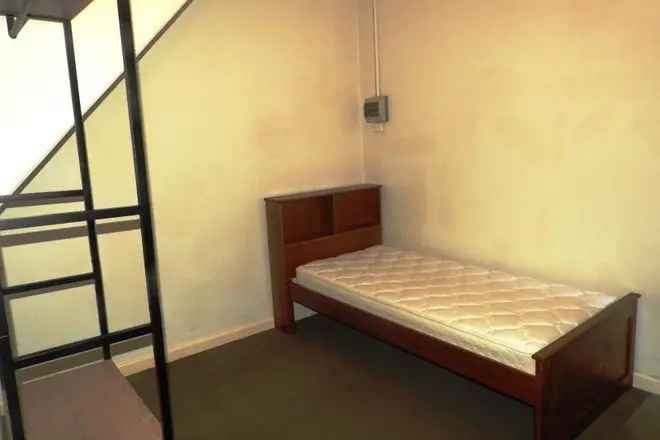 Comfortable Room in Brick Home Close to Amenities