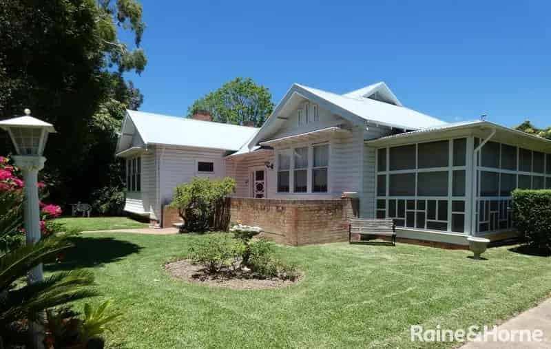 1930s Art Deco Home Near CBD - Tennis Court - Large Land