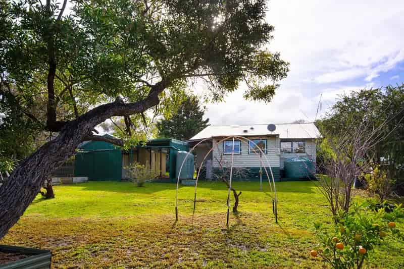 Buy Cottage in Maldon with Spacious Rooms and Idyllic Outdoors