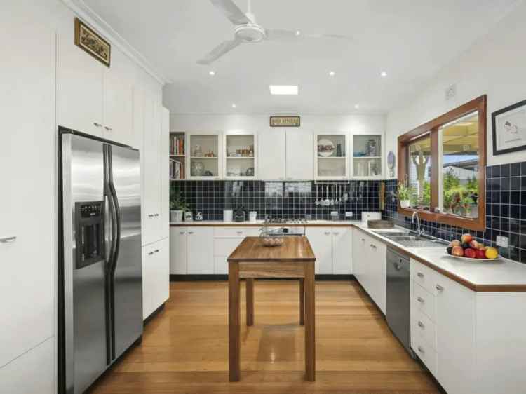 Californian Bungalow Newtown - 3 Bed, Updated Kitchen, Large Backyard