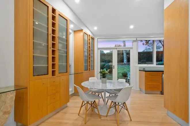 Luxury 4-Bedroom House in Yarralumla