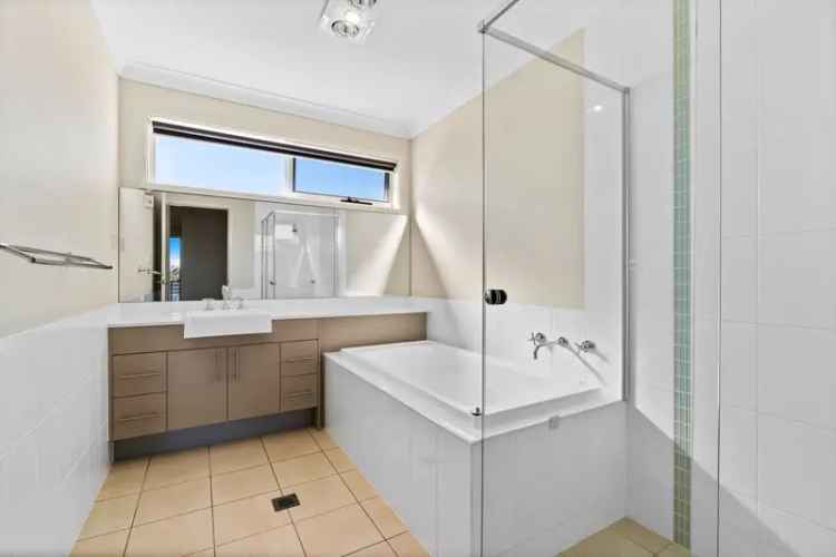 3 Bed 2 Bath Modern Home Elderslie NSW For Lease