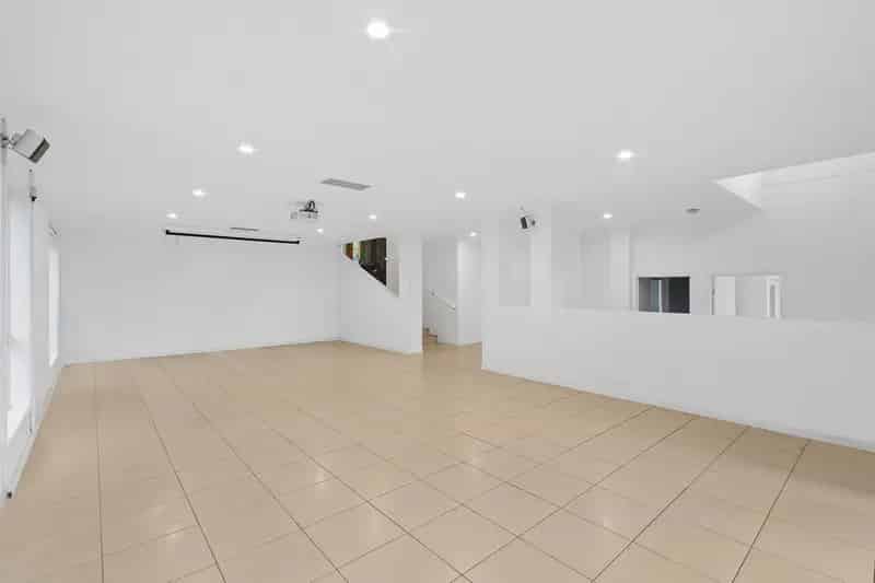 Luxury Family Living at Its Finest - 7-Bedroom Oasis with Pool in Mt Gravatt East