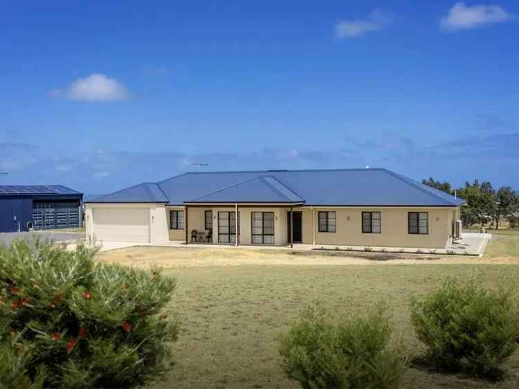 Modern 4-Bed Family Home on 1 Hectare Block