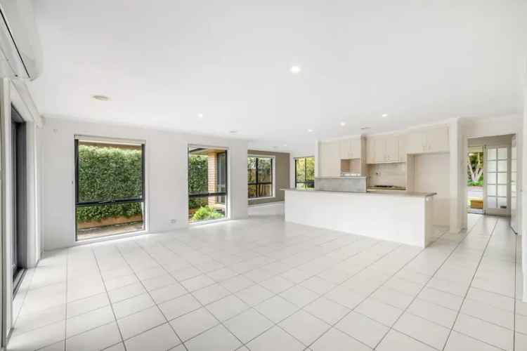 3 Bed Home Amaroo - Ensuite - Deck - Ducted Heating Cooling