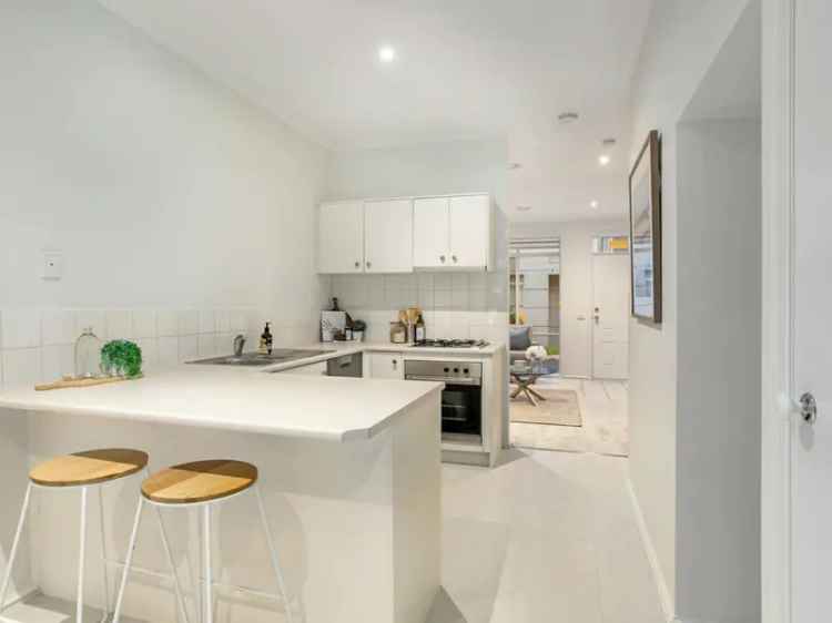 Westgarth Townhouse 3 Bed 2 Bath Low Maintenance Living Close to Transport