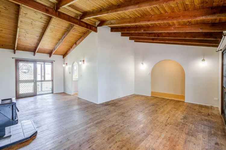 Spacious 3-Bedroom Wooden House with Vintage Appeal Near Park Ridge